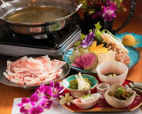沖縄の黒豚『パイナップルあぐー』しゃぶしゃぶ　島豆腐や季節の野菜たっぷりのヘルシーメニュー