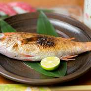 長崎で『紅瞳』と呼ばれている、最高品質のブランド魚。白身魚なのに脂がのっていて、大トロのような旨みが絶品。毎日市場から直送された新鮮なのどぐろを、沖縄の塩でシンプルに味つけしています。