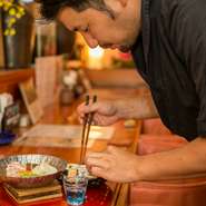 「目くばり」「気くばり」「心くばり」がモットー。お客さまが何を必要としているか敏感に察知し、先回りして、プラスアルファのサービスを提供。心地よい時間をすごしていただけるよう、ベストをつくしています。