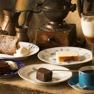 コーヒーといっしょに味わうケーキは、30年以上親しまれている『レアチーズケーキ』を始め、素材にこだわり、ていねいに時間をかけて少量ずつ作り上げたものばかり。コーヒーの風味を引き立てる味わいです。