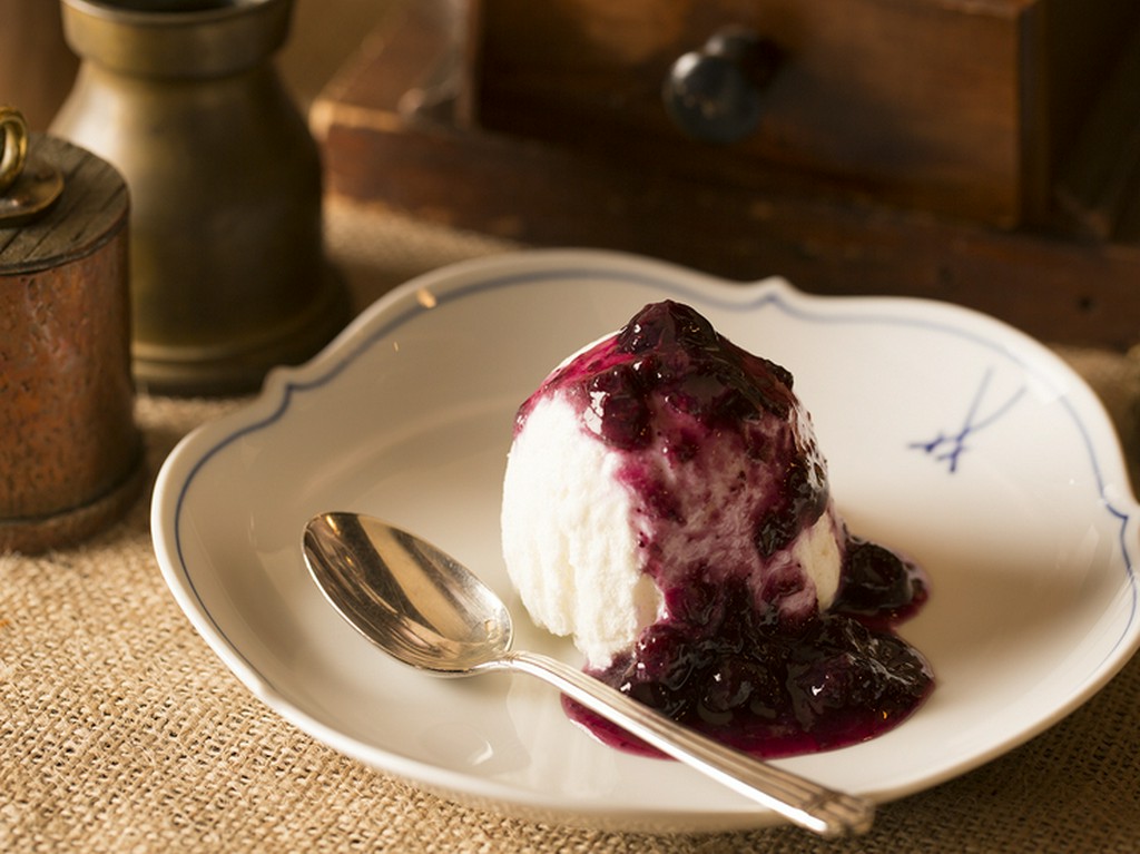 フレッシュチーズのコクとアイスクリームのような口どけが楽しめる『レアチーズケーキ』