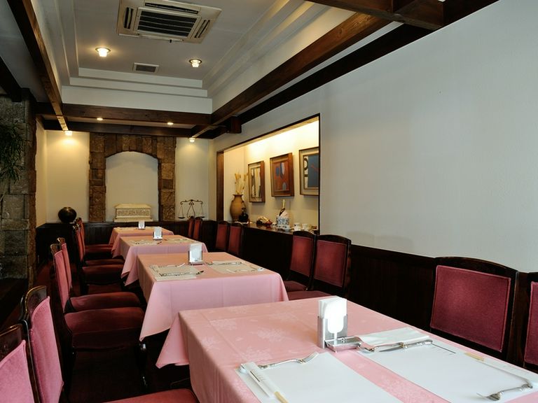 白い壁にピンクのテーブルクロスがかわいいインテリア