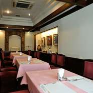 かわいらしいクラシカルで落ち着いた雰囲気の店内は、ピンクのテーブルクロスがアクセントになっており、女性客で賑わっています。