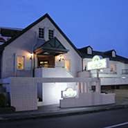 お二人のお客様が比較的多い店です。

広い通りから20mほど入ったところですが、
隠れ家的な店で、デートなどご利用頂いています。

料理はリーズナブルな価格から本格的コース料理まで
ご要望にお応え致します。
