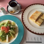 クロックムッシュとサラダにコーヒーの写真です。
軽めのランチにいかがですか?