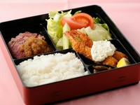 テイクアウト可能なお弁当で、冷めても美味しい厳選素材を使用しています。