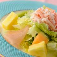 大きくカットしたフルーツは食感がお楽しみ頂けます。
2月のこの時期のフルーツは、パイン・キウイ・イチゴで
生ハムとカニのほぐし身を添えています。
