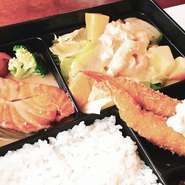 いつもお肉ばかりで・・・と思っておられるお客様。
お魚の弁当も好評です。
姫路市場が近くにあることから、毎日新鮮な旬のお魚で、ソテーにして提供させて頂いています。
是非一度、味わって下さい。