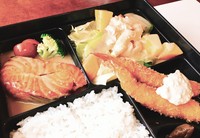 いつもお肉ばかりで・・・と思っておられるお客様。
お魚の弁当も好評です。
姫路市場が近くにあることから、毎日新鮮な旬のお魚で、ソテーにして提供させて頂いています。
是非一度、味わって下さい。