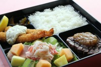 カニのほぐし身と旬のフルーツをふんだんに使用し、酸味のあるフルーツにピッタリの甘味のあるドレッシングをかけた当店大人気のサラダが入った上ステーキ弁当です。