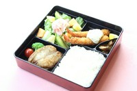 姫路の市場で仕入れた魚がメインのお弁当です。仕入れ状況により色々なお魚をご堪能できます。また、当店自慢のカニとフルーツのサラダとエビフライが2本入ったお弁当です。