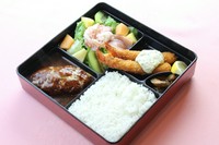大人気のハンバーグ弁当に大人気のカニとフルーツのサラダが入ったお弁当です。
当店オリジナルデミグラスソースとハンバーグの相性抜群の美味しいお弁当です。
