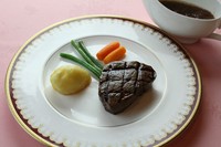 フィレ肉の中でも上質なシャトーブリアンの塊をオーブンでじっくり焼き上げたステーキがメインのコースです。
かぼちゃのスープ・カニとフルーツのサラダ・メインの順番でご提供いたします。