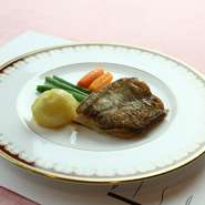 姫路の市場から新鮮な魚を仕入れています。
季節に応じて、旬の魚を選択して、お客様に提供しております。
マナガツオ・カンパチ・サーモンなどその日の目利きで判断しております。
ご期待下さい。