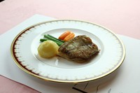 姫路の市場から新鮮な魚を仕入れています。
季節に応じて、旬の魚を選択して、お客様に提供しております。
マナガツオ・カンパチ・サーモンなどその日の目利きで判断しております。
ご期待下さい。