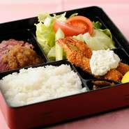 ジューシーなフィレステーキと、自家製タルタルソース付き海老フライ2本、当店オリジナルの醤油ベースで酸味の少ない辛口ドレッシングをかけたグリーンサラダが特徴のステーキ弁当です。