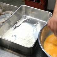 エビフライは、皮むきや下ごしらえなど1尾づつ、
仕上げています。
サクッと揚がった味をお楽しみ下さい。