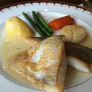 写真はマナガツオのソテー

お魚料理は当日の仕入れによってメニュー内容が変わります。
