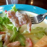 カニのむき身と生ハムの入った「カニサラダ」

メイン料理ではありませんが、このサラダを目的のお客様も。