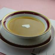 店名の由来は、濃厚な味わいのフランススープです。
大きな寸胴鍋で、静かに静かにコトコト煮込んで作ります。
30年以上引き継がれたレシピを今も守っております。
