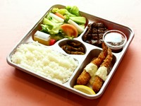 フィレ肉の中でも上質なシャトーブリアンの塊をオーブンでじっくり焼き上げたステーキです。当店オリジナルの醤油ベースで酸味の少ない辛口ドレッシングをかけたグリーンサラダが特徴の上ステーキ弁当です。