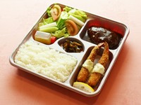 フィレ肉で作った当店特製のハンバーグにオリジナルのデミグラスソースをかけたお弁当です。老若男女問わず大人気のお弁当です。