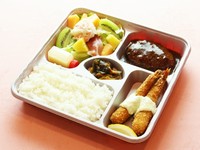 大人気のハンバーグ弁当に大人気のカニとフルーツのサラダが入ったお弁当です。
当店オリジナルデミグラスソースとハンバーグの相性抜群の美味しいお弁当です。