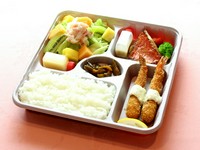 姫路の市場で仕入れた魚がメインのお弁当です。仕入れ状況により色々なお魚をご堪能できます。また、当店自慢のカニとフルーツのサラダとエビフライが2本入ったお弁当です。