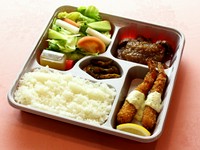 ヘルシーなランプ肉を使用したステーキ弁当です。
自家製タルタルソース付き海老フライ2本、当店オリジナルの醤油ベースで酸味の少ない辛口ドレッシングをかけたグリーンサラダが特徴です。