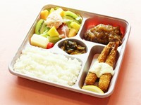 カニのほぐし身と旬のフルーツをふんだんに使用し、酸味のあるフルーツにピッタリの甘味のあるドレッシングをかけた当店大人気のサラダが入ったヘルシーなランプ肉のステーキ弁当です。