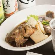 九州地方の肉、近郊の野菜、そして近海で獲れた天然の魚。その三本柱を、とことんまで追求しています。例えば煮付けの魚も、その日仕入れた中からつくられるのでしっかりと身のつまった美味しさが味わえます。