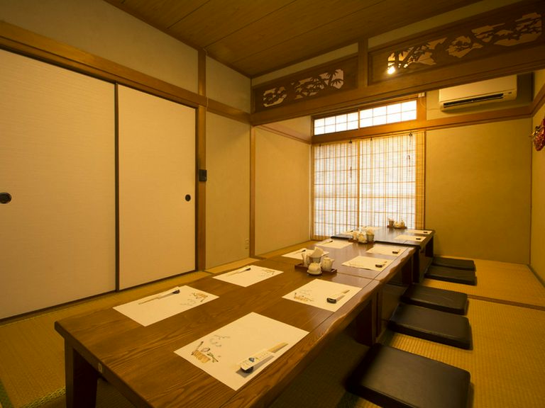 2階には12名様ほど入室できる和室があります