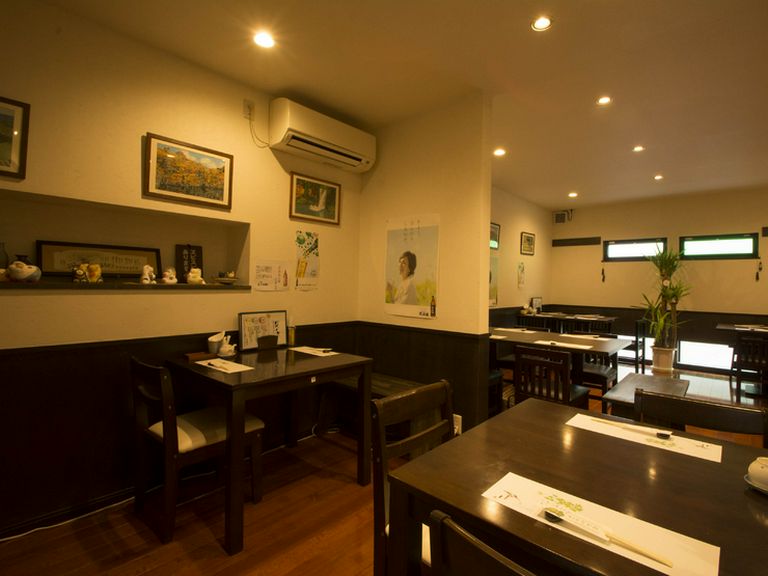 アットホームな空間で、仲良く料理をいただきましょう