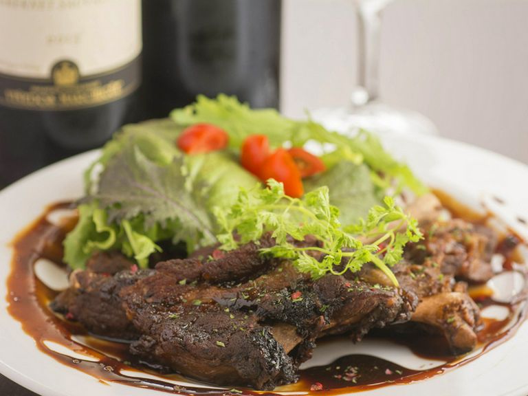 トロトロとしたとろけ具合を楽しめる『九州産スペアリブの照り焼き』