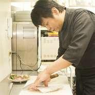 今までの経験を生かし、和、洋、中華などジャンルにこだわらない料理づくりを行っています。それぞれの良い面を引き出した一品をご提供。使われる調味料や味つけも変えながら、飽きない料理をご提供いたします。