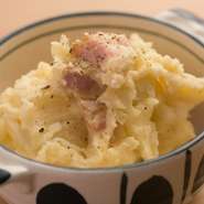 ほくほくのポテトに、旨味豊かな厚切りベーコンが、それぞれの食材を高め合うサラダです。