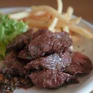 ミディアムレアに焼いたサガリステーキ。豊かな旨味を楽しめるよう、岩塩などシンプルな味付けです。