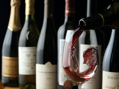 ワインにこだわりを持ち、料理と合う一本が並びます