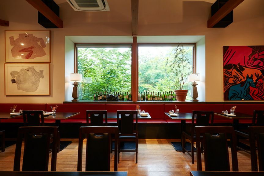 テラス席もある緑に囲まれたお店です