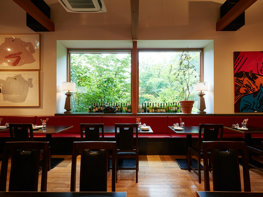 テラス席もある緑に囲まれたお店です