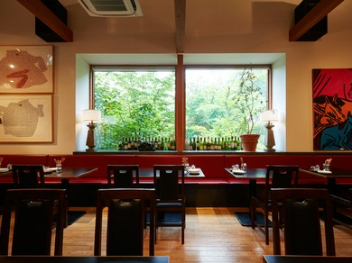 テラス席もある緑に囲まれたお店です