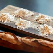 例えばバゲットひとつにしても5種類の小麦粉をブレンド。15～18時間と長時間発酵させることが特徴で、甘みは強く、焼き目はバリっと濃い味わいのバゲットをつくりあげています。