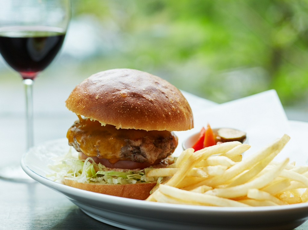 ボリュームたっぷり『SAWAMURA 特製ハンバーガー』