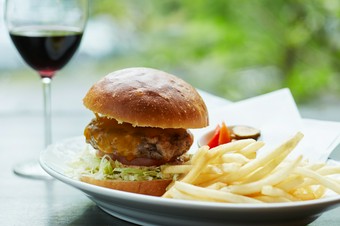 ボリュームたっぷり『SAWAMURA 特製ハンバーガー』