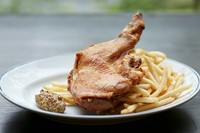 350～400gはあろうかというビッグサイズの国産鶏もも肉を使ったフライドチキン。ローズマリーやタイムなど、ハーブを利かせた特製の調味液に漬け込み、低温でじっくりと素揚げしていきます。