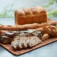 パン屋がベースですので、やはりパンですかね。ほぼすべてのパンの開発に立ちあってますが、本当にすべてこだわりを詰め込んでいます。小麦粉は20種類以上、酵母も自家製で4種を使い分けています。