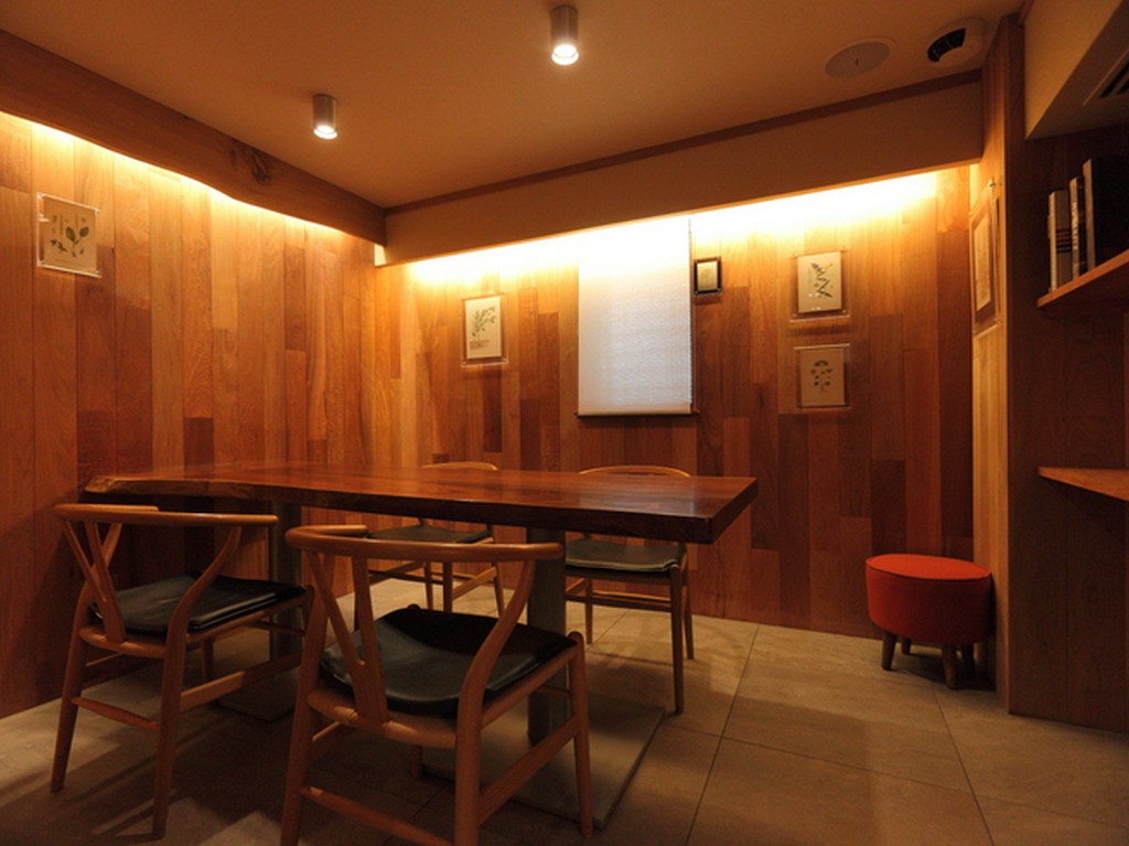 書庫のような個室。ゆったり食事が楽しめます