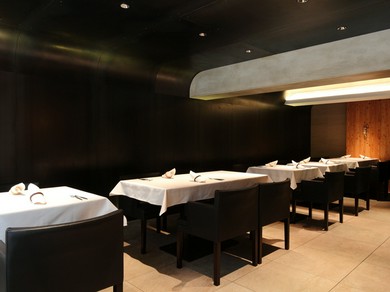 特徴的なR型の天井と間接照明。デコラティブな要素を廃した店内