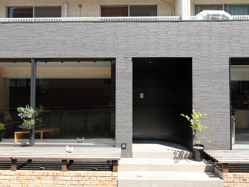 神戸らしい閑静な裏通り。そんな周囲に、馴染んだルックス