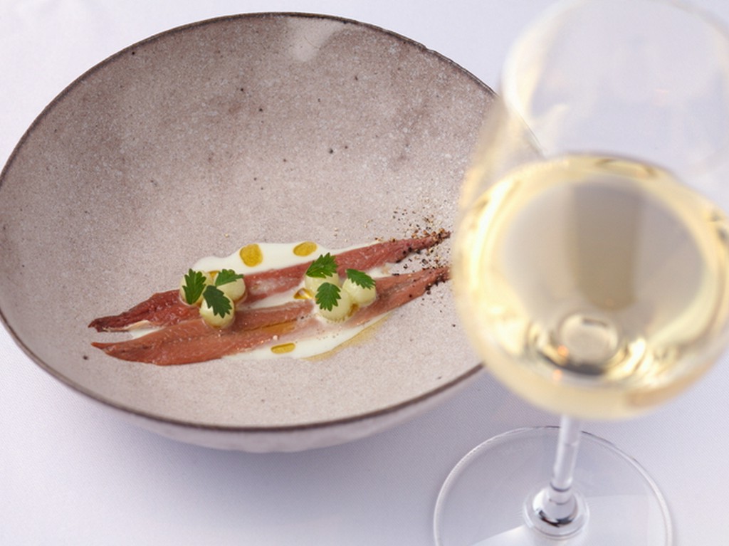 いわば自家製アンチョビ。供する直前まで小骨をとって丁寧に